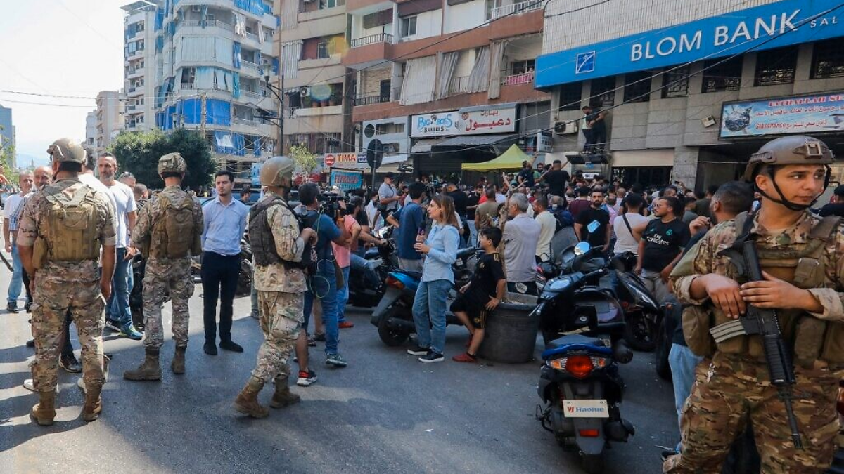 renewed wave of bank heists sweeps cash strapped lebanon