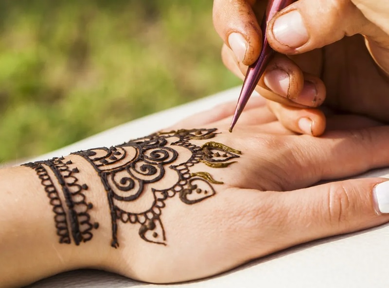 eid al fitr prep inside bahrains flourishing henna scene